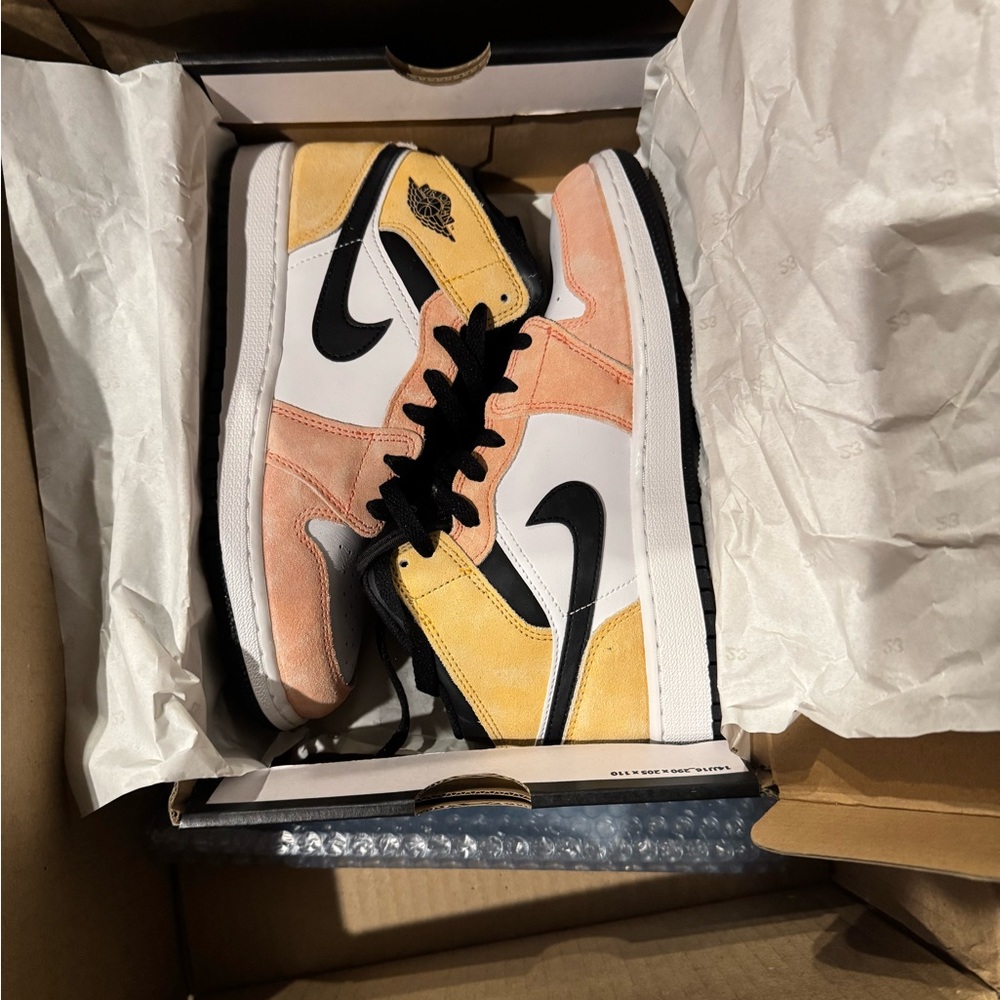 Nike Hi top Women Size 7.5 or Youth 6. NIB - Picture 4 of 4